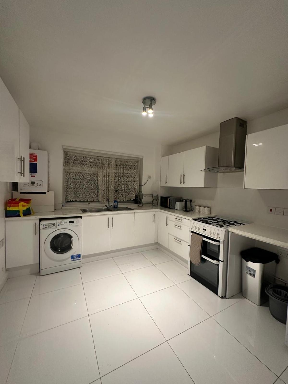 Modern Room In A 4 Bedroom Flat In London, Shared Bathroom! Экстерьер фото